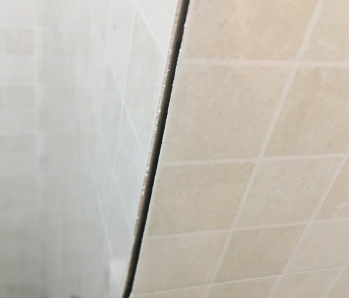 祥云瓷砖空鼓维修公司分享阳台瓷砖脱落的修复过程可以分为以下几个步骤