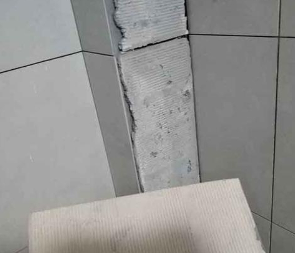 祥云瓷砖空鼓维修公司分享下厨房瓷砖脱落的补救措施。